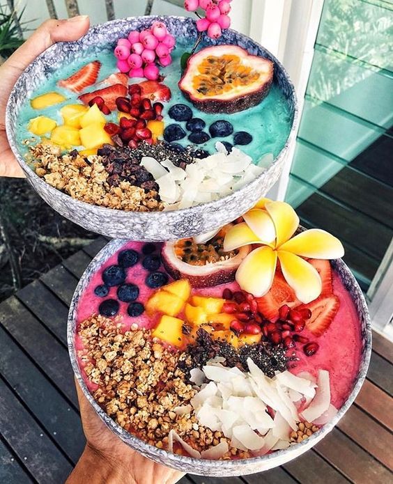 Kolorowe smoothie bowls na śniadanie